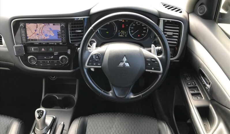 
								Mitsubishi OUTLANDER PHEV G Navigation Package 2014 full									