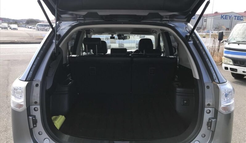 
								Mitsubishi OUTLANDER PHEV G Navigation Package 2014 full									