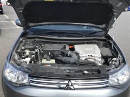 
										Mitsubishi OUTLANDER PHEV G Navigation Package 2014 full									