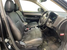 
										Mitsubishi OUTLANDER PHEV G Safety Package 2015 full									