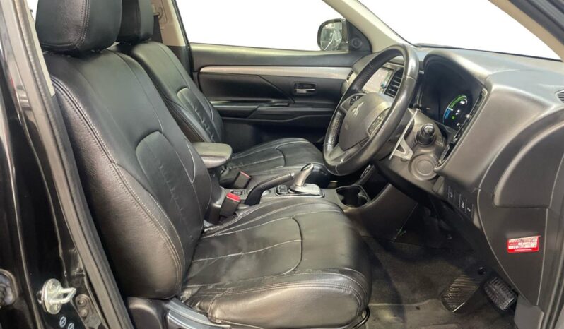 
								Mitsubishi OUTLANDER PHEV G Safety Package 2015 full									