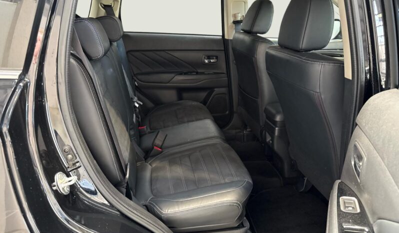 
								Mitsubishi OUTLANDER PHEV G Navigation Package 2015 full									