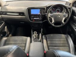 
										Mitsubishi OUTLANDER PHEV G Navigation Package 2015 full									
