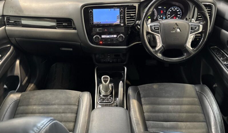 
								Mitsubishi OUTLANDER PHEV G Navigation Package 2015 full									