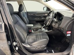 
										Mitsubishi OUTLANDER PHEV G Navigation Package 2015 full									