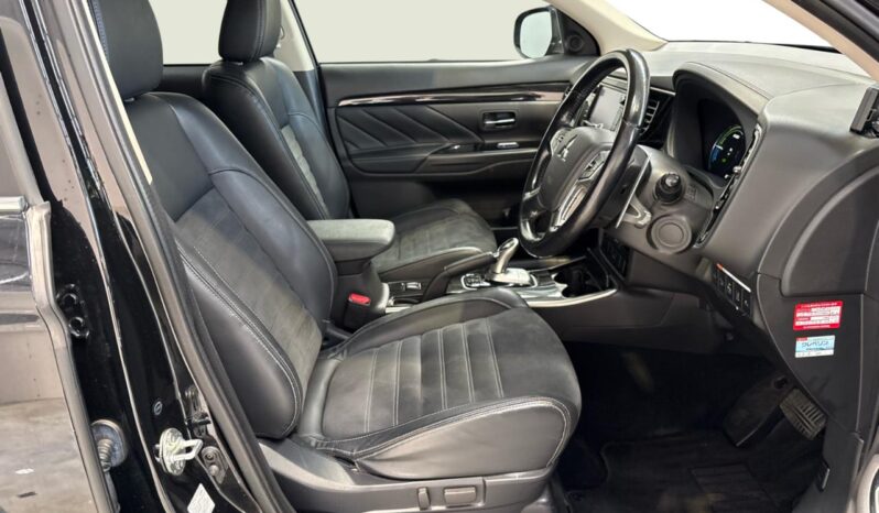 
								Mitsubishi OUTLANDER PHEV G Navigation Package 2015 full									