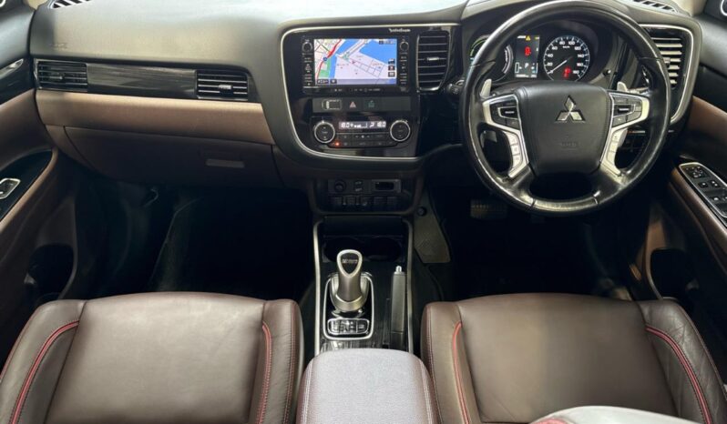 
								Mitsubishi OUTLANDER PHEV G Premium Pack 2015 full									