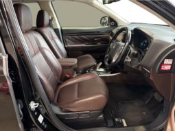 
										Mitsubishi OUTLANDER PHEV G Premium Pack 2015 full									