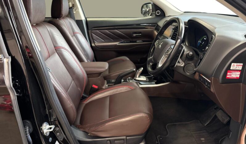 
								Mitsubishi OUTLANDER PHEV G Premium Pack 2015 full									