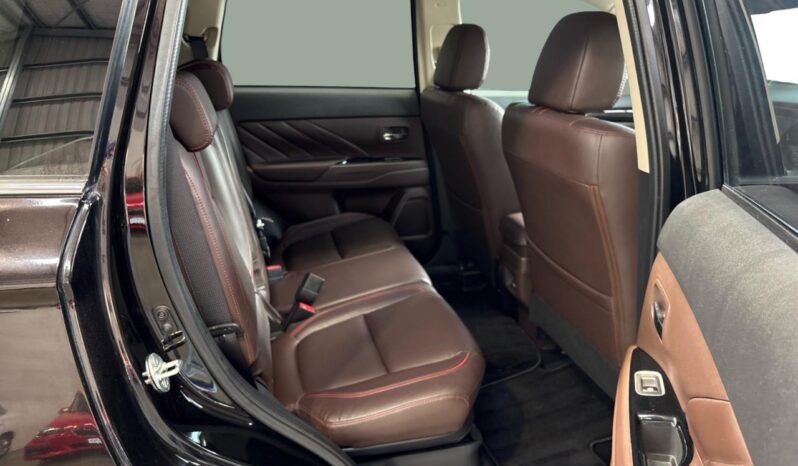 
								Mitsubishi OUTLANDER PHEV G Premium Pack 2015 full									