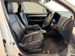 
										Mitsubishi OUTLANDER PHEV G Navigation Package 2014 full									