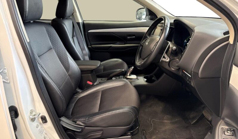 
								Mitsubishi OUTLANDER PHEV G Navigation Package 2014 full									