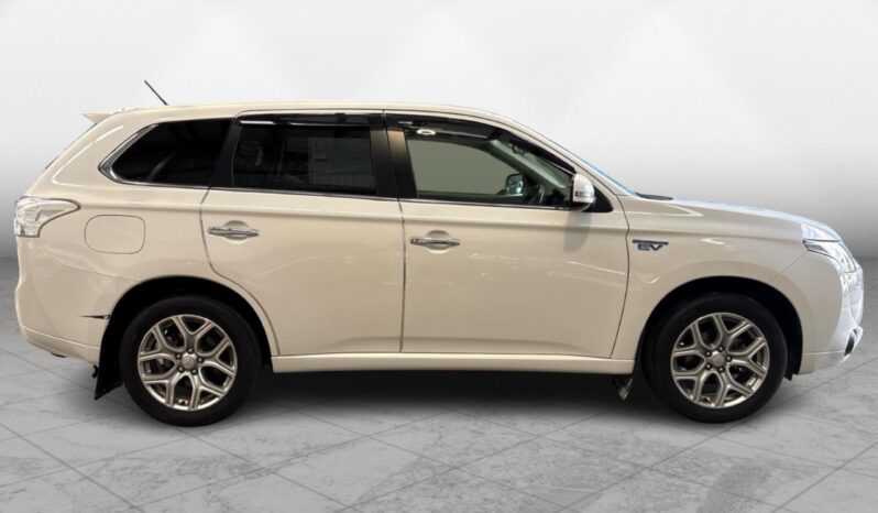 
								Mitsubishi OUTLANDER PHEV G Navigation Package 2014 full									