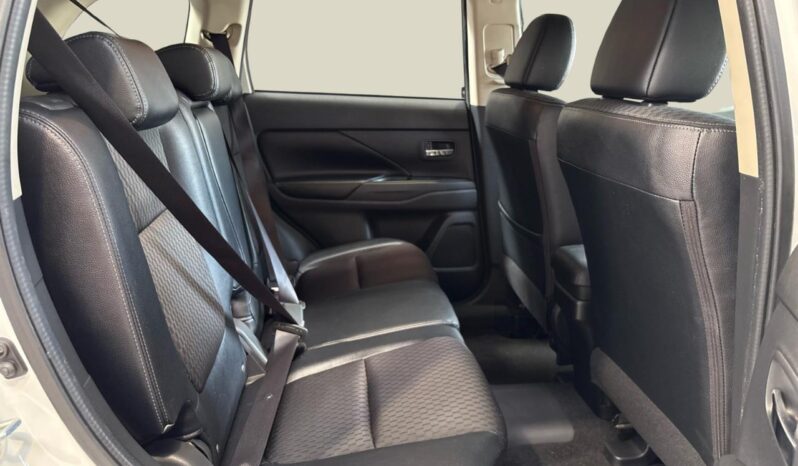 
								Mitsubishi OUTLANDER PHEV G Navigation Package 2014 full									