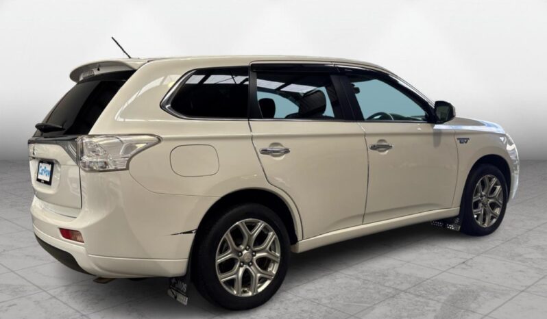
								Mitsubishi OUTLANDER PHEV G Navigation Package 2014 full									