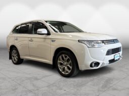 
										Mitsubishi OUTLANDER PHEV G Navigation Package 2014 full									