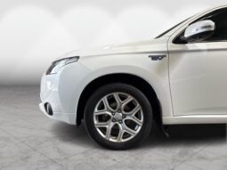 
										Mitsubishi OUTLANDER PHEV G Navigation Package 2014 full									