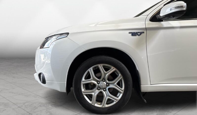 
								Mitsubishi OUTLANDER PHEV G Navigation Package 2014 full									