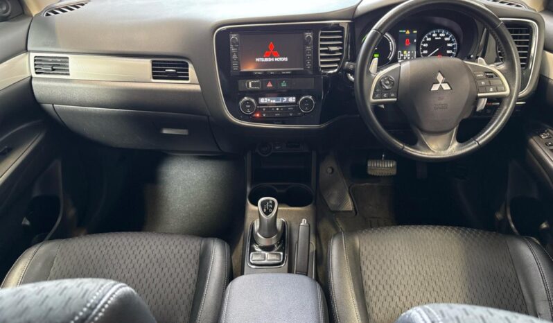 
								Mitsubishi OUTLANDER PHEV G Navigation Package 2014 full									