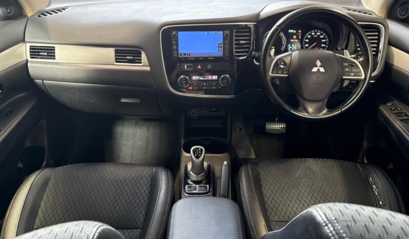 
								Mitsubishi OUTLANDER PHEV G Navigation Package 2014 full									