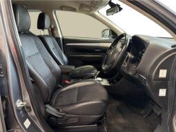 
										Mitsubishi OUTLANDER PHEV G Navigation Package 2014 full									