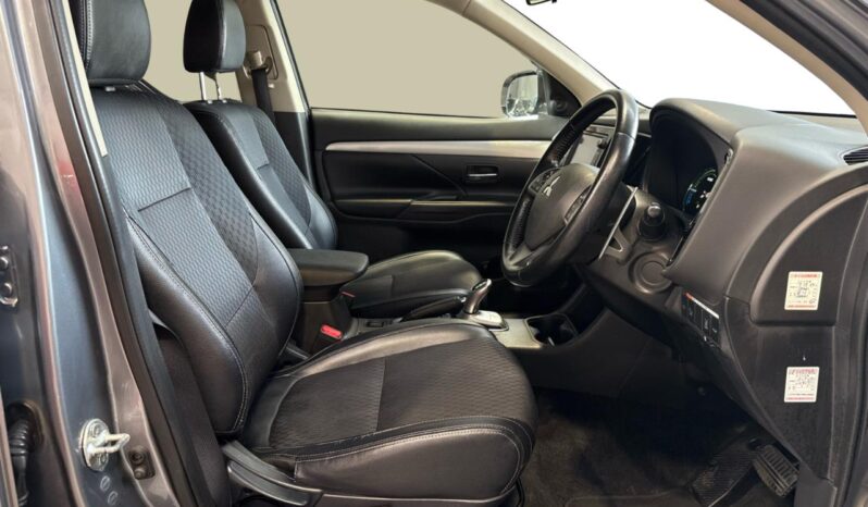 
								Mitsubishi OUTLANDER PHEV G Navigation Package 2014 full									