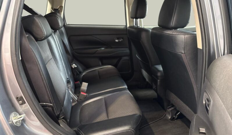 
								Mitsubishi OUTLANDER PHEV G Navigation Package 2014 full									