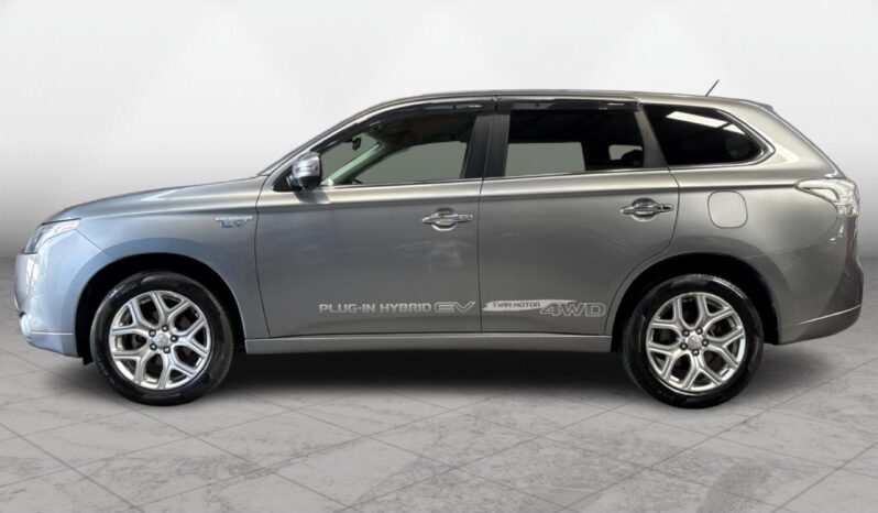 
								Mitsubishi OUTLANDER PHEV G Navigation Package 2014 full									