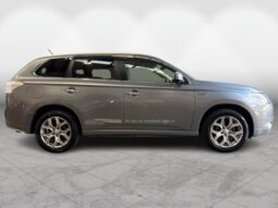 
										Mitsubishi OUTLANDER PHEV G Navigation Package 2014 full									