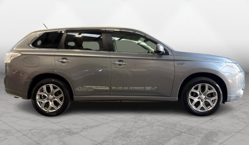 
								Mitsubishi OUTLANDER PHEV G Navigation Package 2014 full									