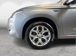 
										Mitsubishi OUTLANDER PHEV G Navigation Package 2014 full									