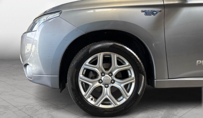 
								Mitsubishi OUTLANDER PHEV G Navigation Package 2014 full									