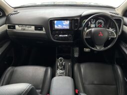 
										Mitsubishi OUTLANDER PHEV G Premium Package 2013 full									