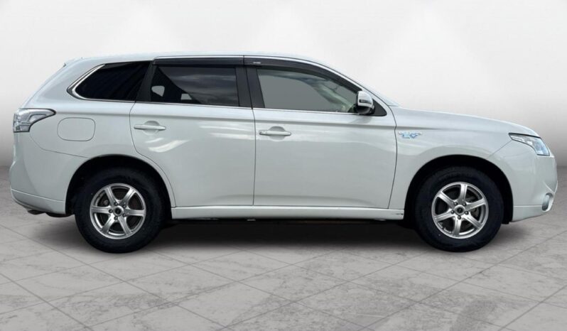 
								Mitsubishi OUTLANDER PHEV G Safety Package 2013 full									