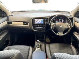 
										Mitsubishi OUTLANDER PHEV G Navi Package 2013 full									