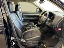 
										Mitsubishi OUTLANDER PHEV G Navi Package 2013 full									