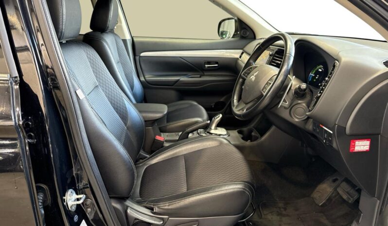 
								Mitsubishi OUTLANDER PHEV G Navi Package 2013 full									