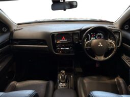 
										Mitsubishi OUTLANDER PHEV G Premium Package 2014 full									