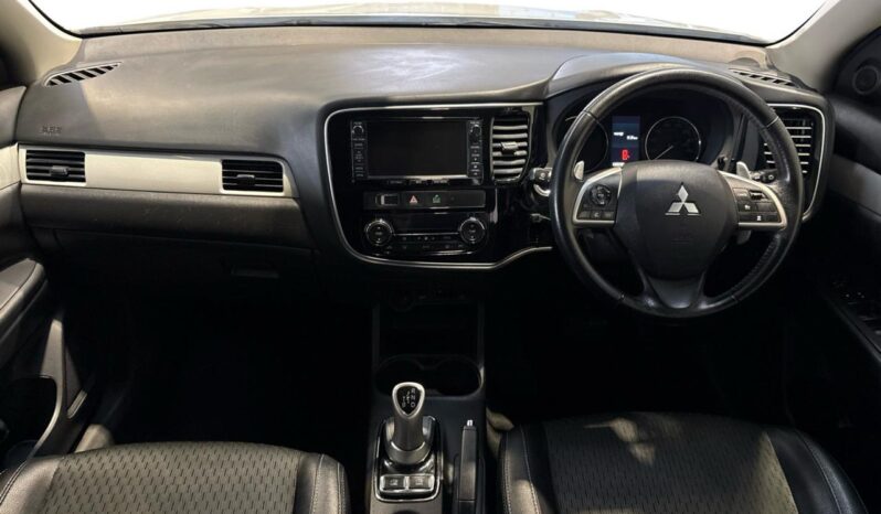 
								Mitsubishi OUTLANDER PHEV Sports Style Edition 4WD 2015 full									