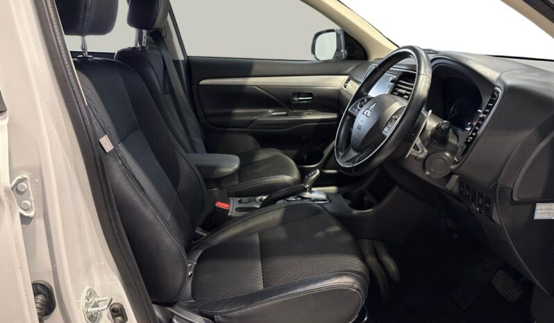
								Mitsubishi OUTLANDER PHEV Sports Style Edition 4WD 2015 full									