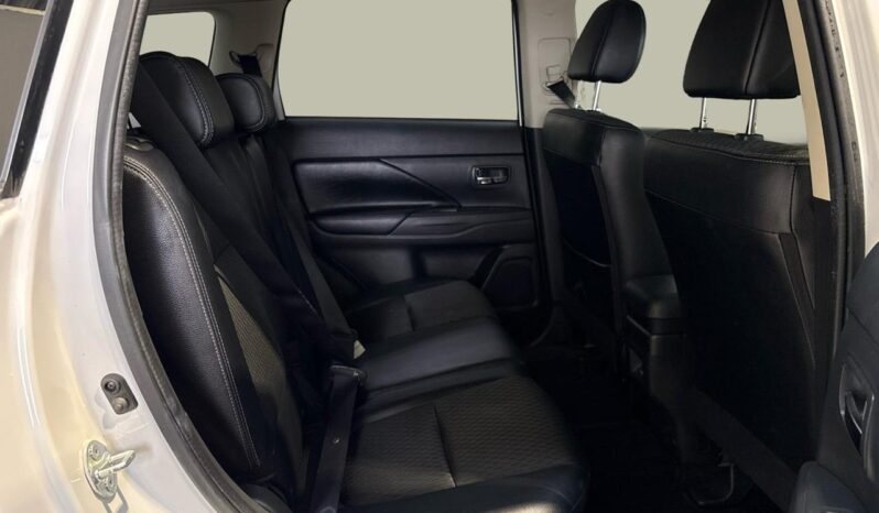
								Mitsubishi OUTLANDER PHEV Sports Style Edition 4WD 2015 full									