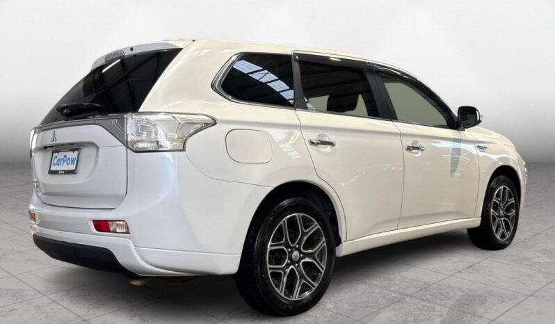 
								Mitsubishi OUTLANDER PHEV Sports Style Edition 4WD 2015 full									