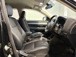 
										Mitsubishi OUTLANDER PHEV G Navi Package 2015 full									