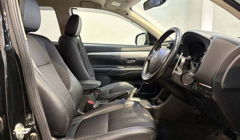 
								Mitsubishi OUTLANDER PHEV G Navi Package 2015 full									