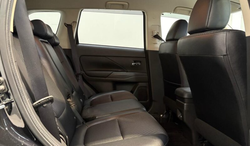 
								Mitsubishi OUTLANDER PHEV G Navi Package 2015 full									