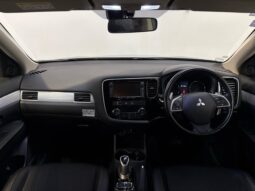 
										Mitsubishi OUTLANDER PHEV G Navi Package 2015 full									