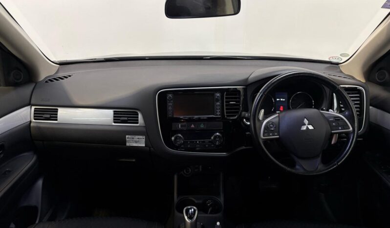 
								Mitsubishi OUTLANDER PHEV G Navi Package 2015 full									