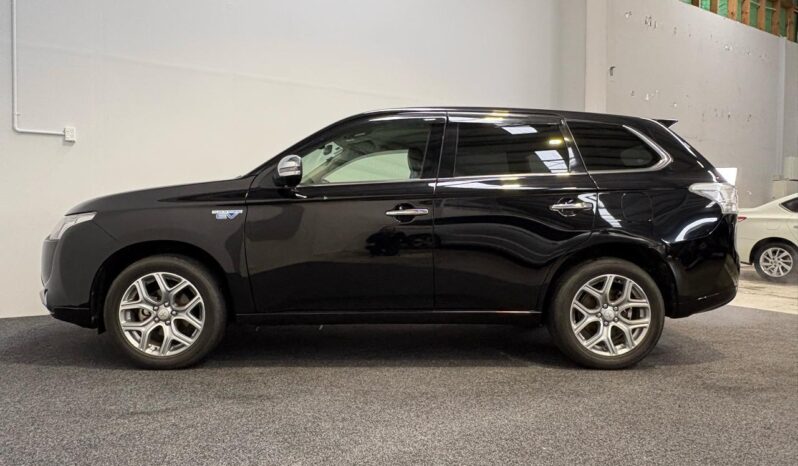 
								Mitsubishi OUTLANDER PHEV G Navi Package 2015 full									
