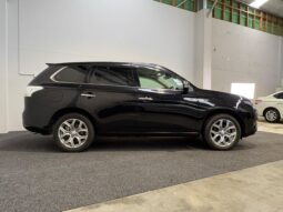 
										Mitsubishi OUTLANDER PHEV G Navi Package 2015 full									
