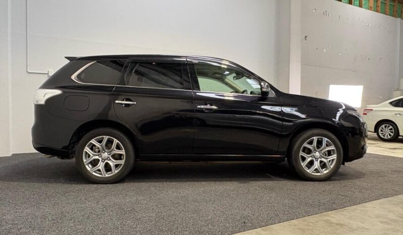 
								Mitsubishi OUTLANDER PHEV G Navi Package 2015 full									
